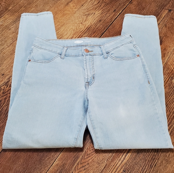 Old Navy Super Skinny Mid Rise Jeans in a light wash size 8 - Picture 3 of 3